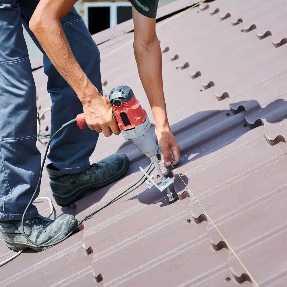 Vinyl Siding Company Near Me: Choosing the Best Contractors and Atlas Roofing Contractors in Connecticut Vinyl siding contractors and Atlas roofing professionals working on a Connecticut home exterior for durable and high-quality installation