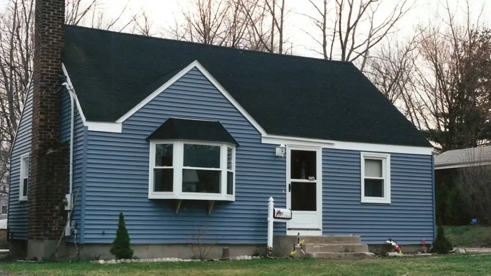 comparing-costs-whether-seamless-vinyl-siding-is-more-expensive-than-standard-vinyl-siding Comparison of seamless and standard vinyl siding options on a house