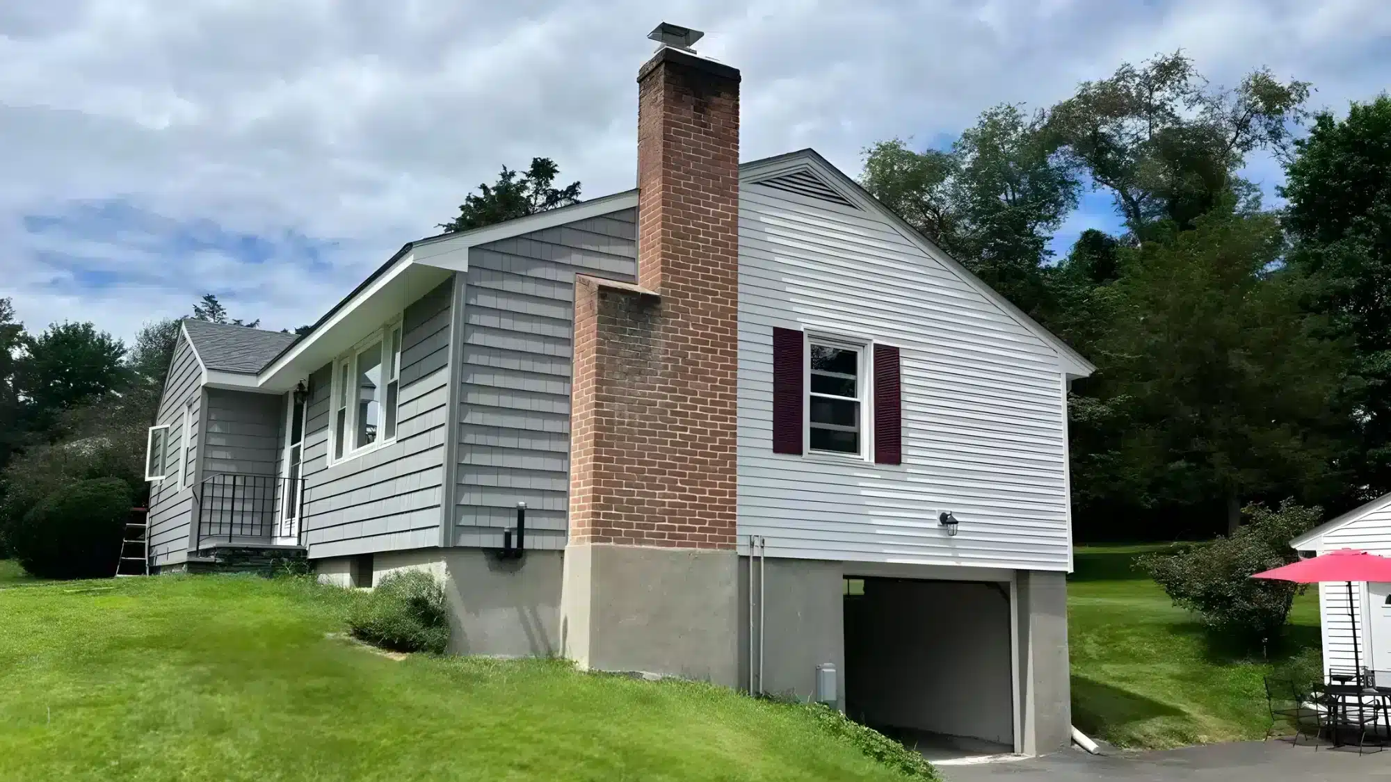 what-homeowners-should-know-about-old-siding-removal-by-professional-contractors Professional removal of old siding from a residential property