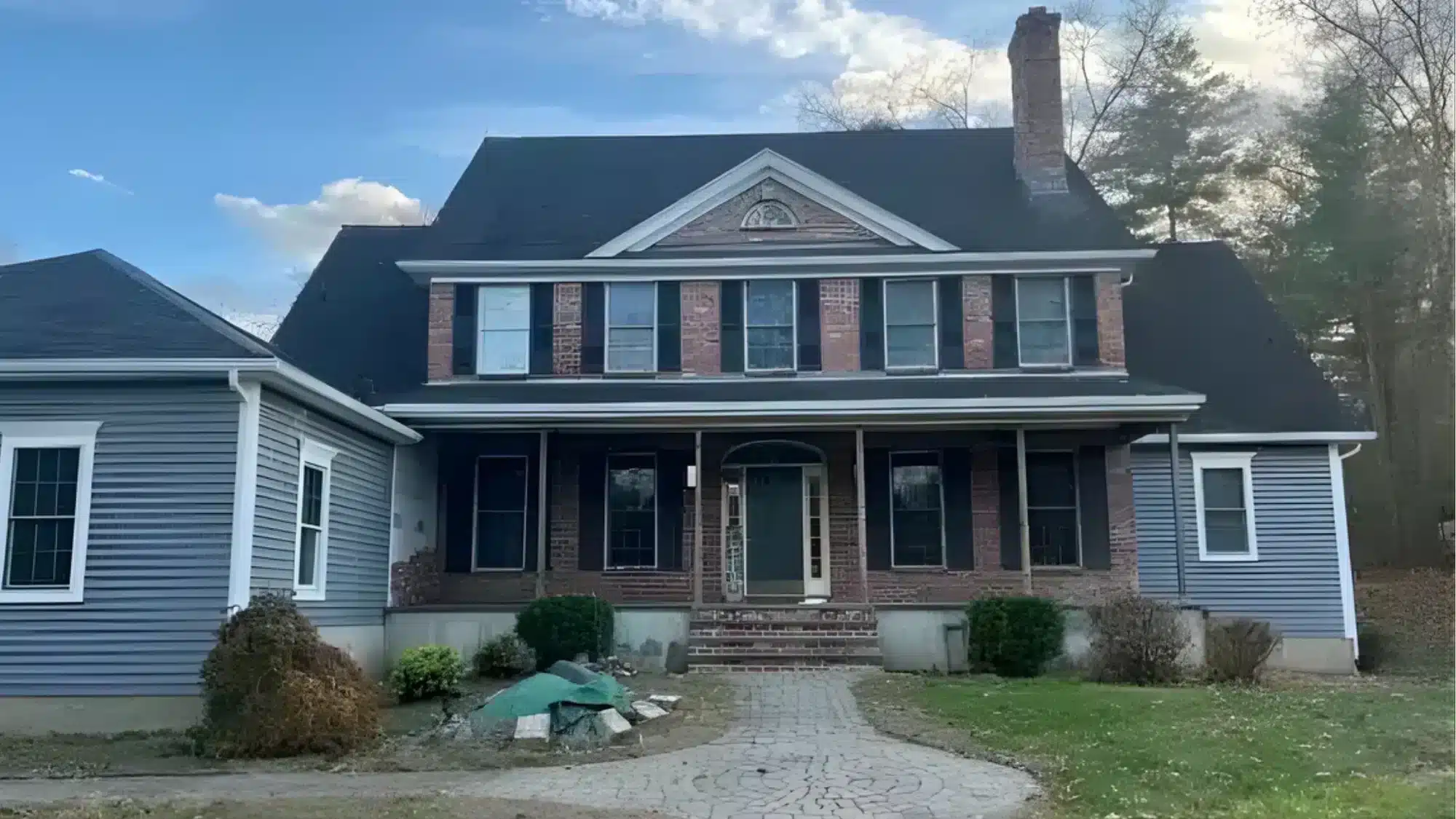 why-many-siding-companies-offer-design-consultations-before-installation Homeowner consultation with siding experts before installation begins