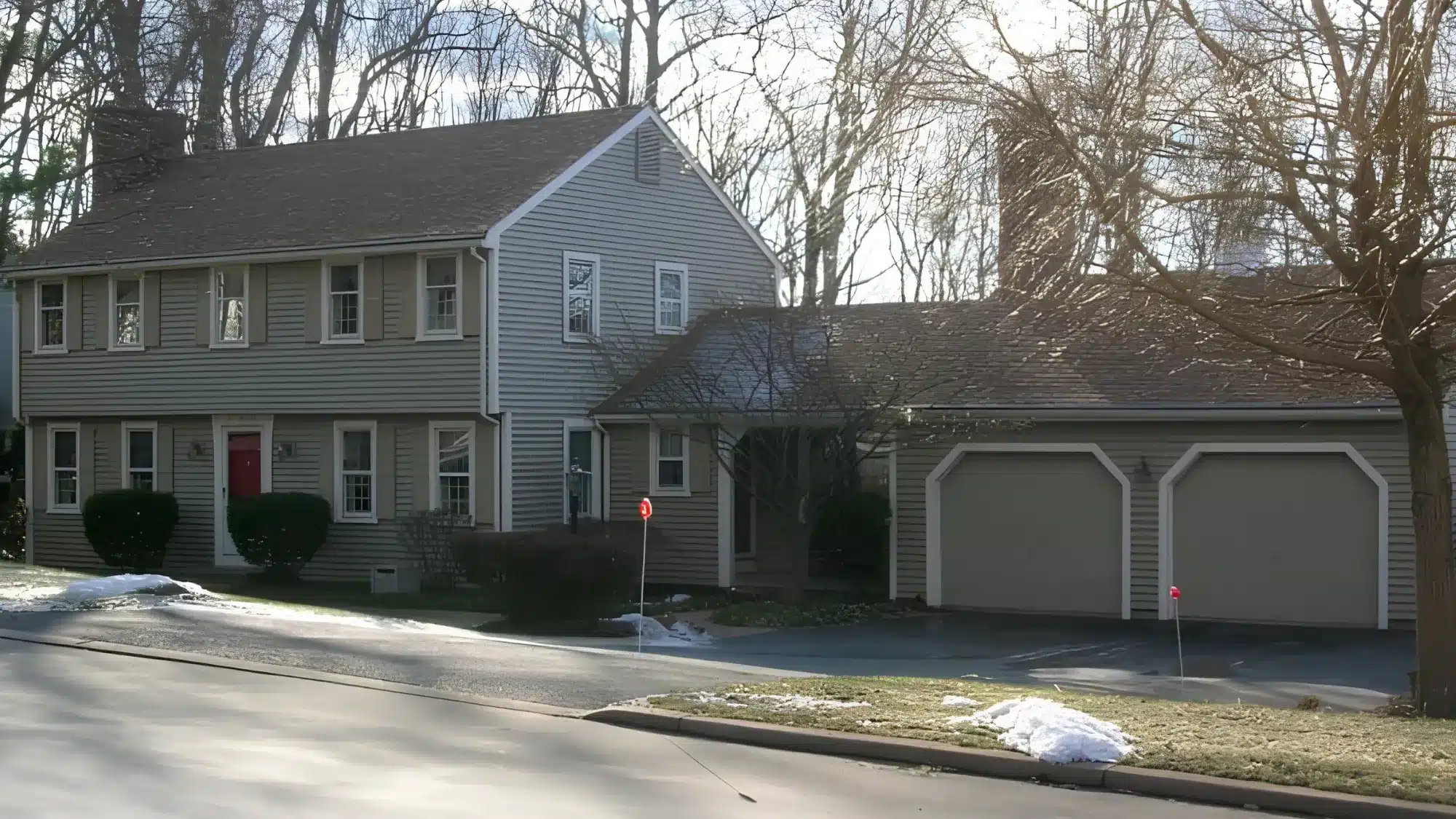 how-a-skilled-vinyl-siding-contractor-in-connecticut-protects-enhances-and-adds-value-to-your-home A modern home showcasing freshly installed vinyl siding, enhancing its curb appeal and protection.